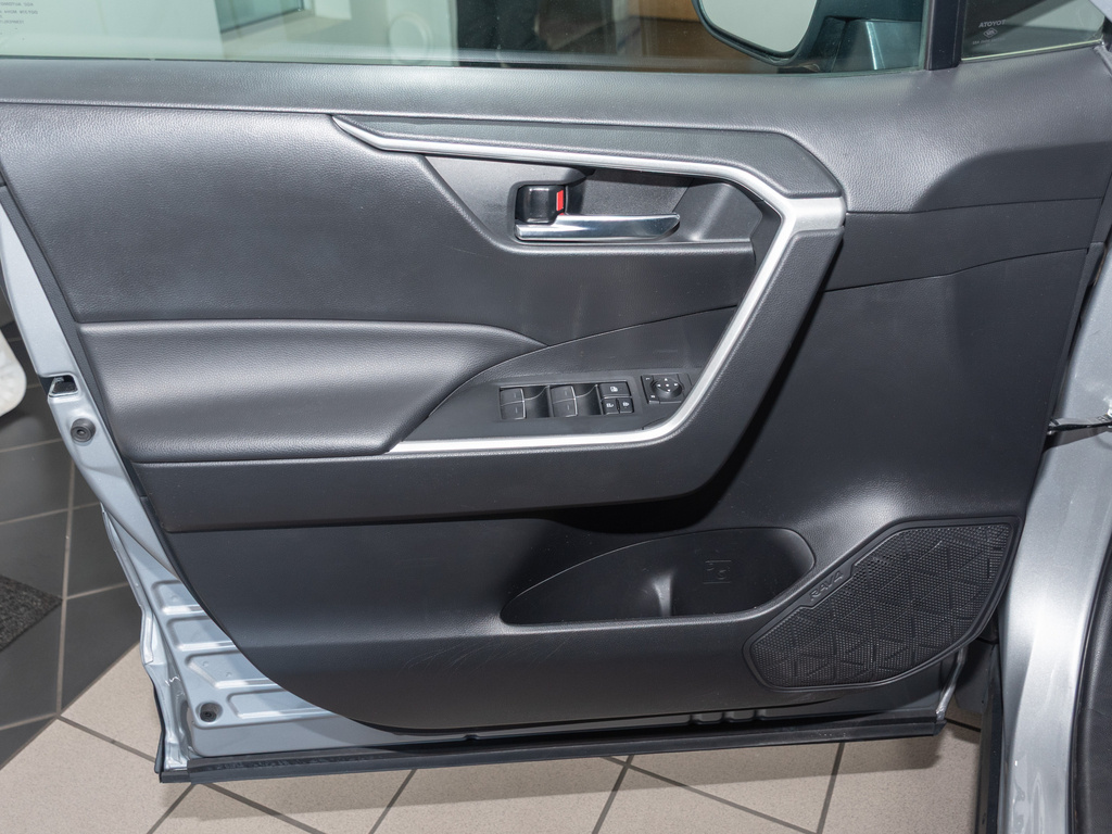 2022 Toyota RAV4 XLE photo 6