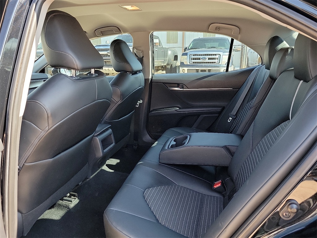 2020 Toyota Camry SE photo 16