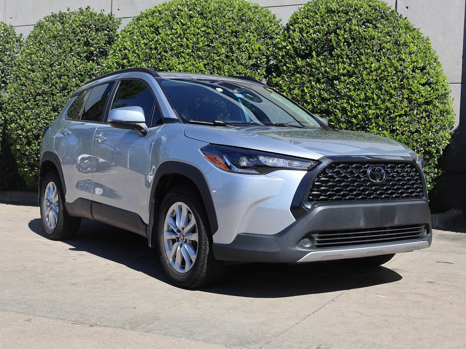 2023 Toyota Corolla Cross LE photo 3