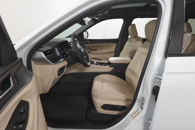 2025 Jeep Grand Cherokee Limited photo 8
