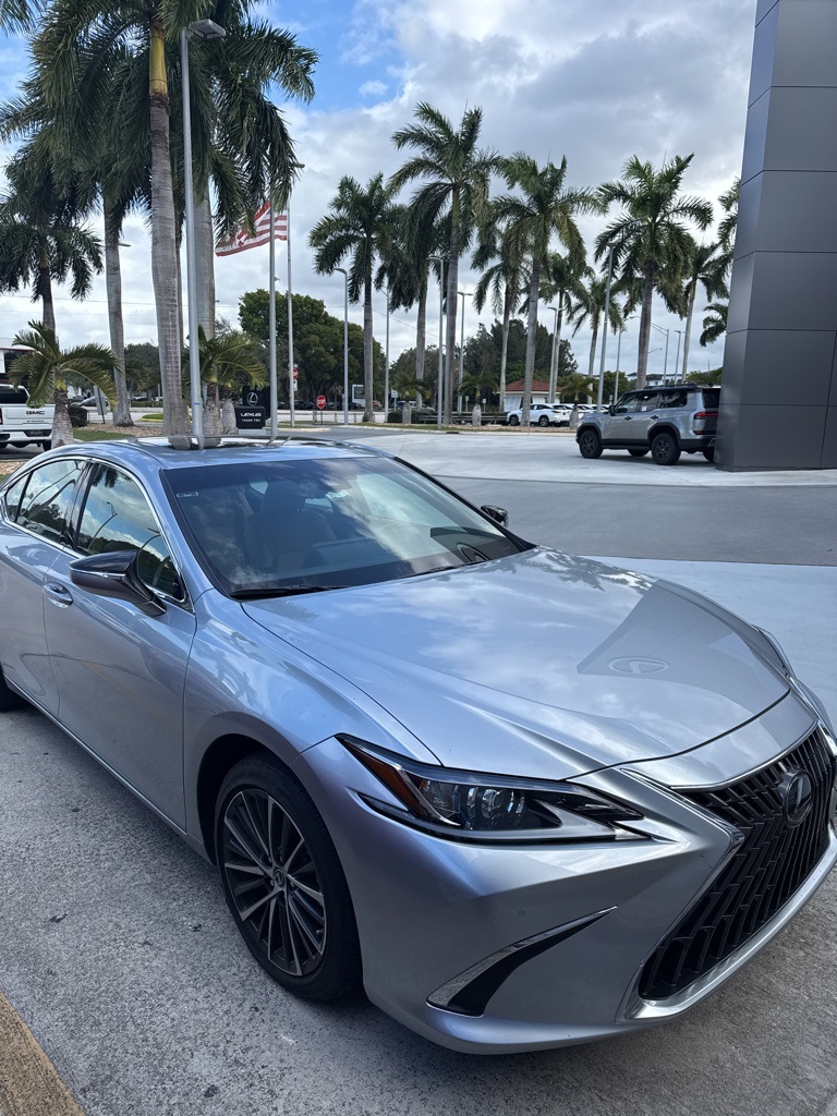 2025 Lexus ES 350's photo