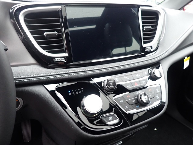 2026 Chrysler Pacifica photo 17