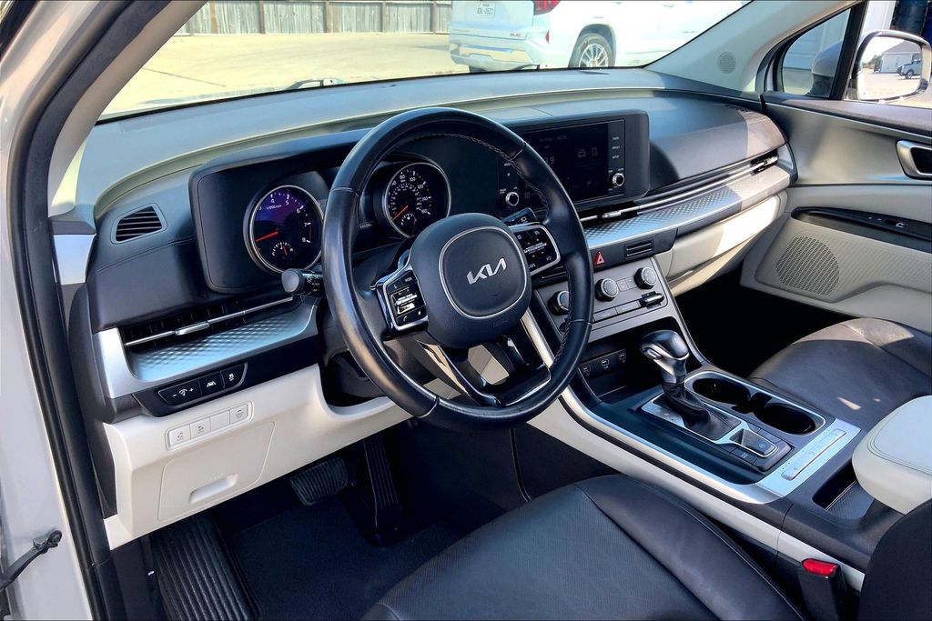 2023 Kia Carnival LX photo 9