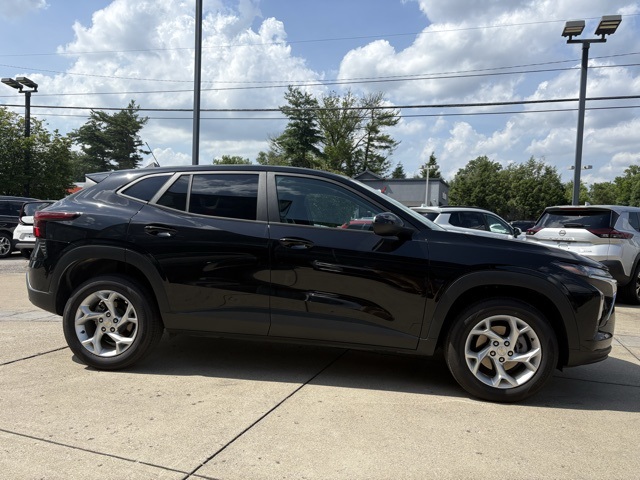 2024 Chevrolet Trax LS photo 3