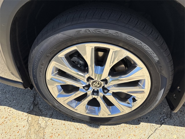 2025 Toyota Highlander Limited photo 9