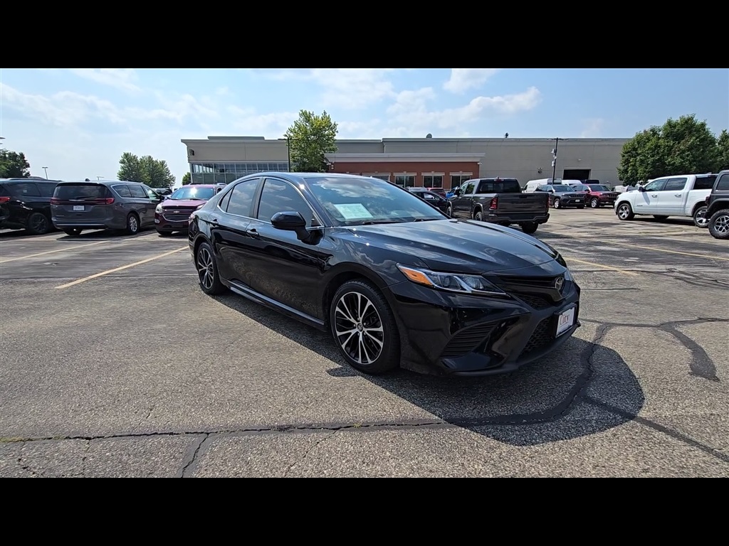 Used 2018 Toyota Camry SE with VIN 4T1B11HK6JU135023 for sale in Brookfield, WI