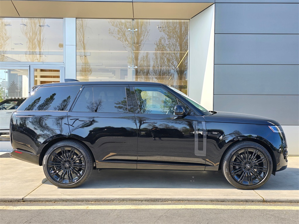 2025 Land Rover Range Rover SE photo 7