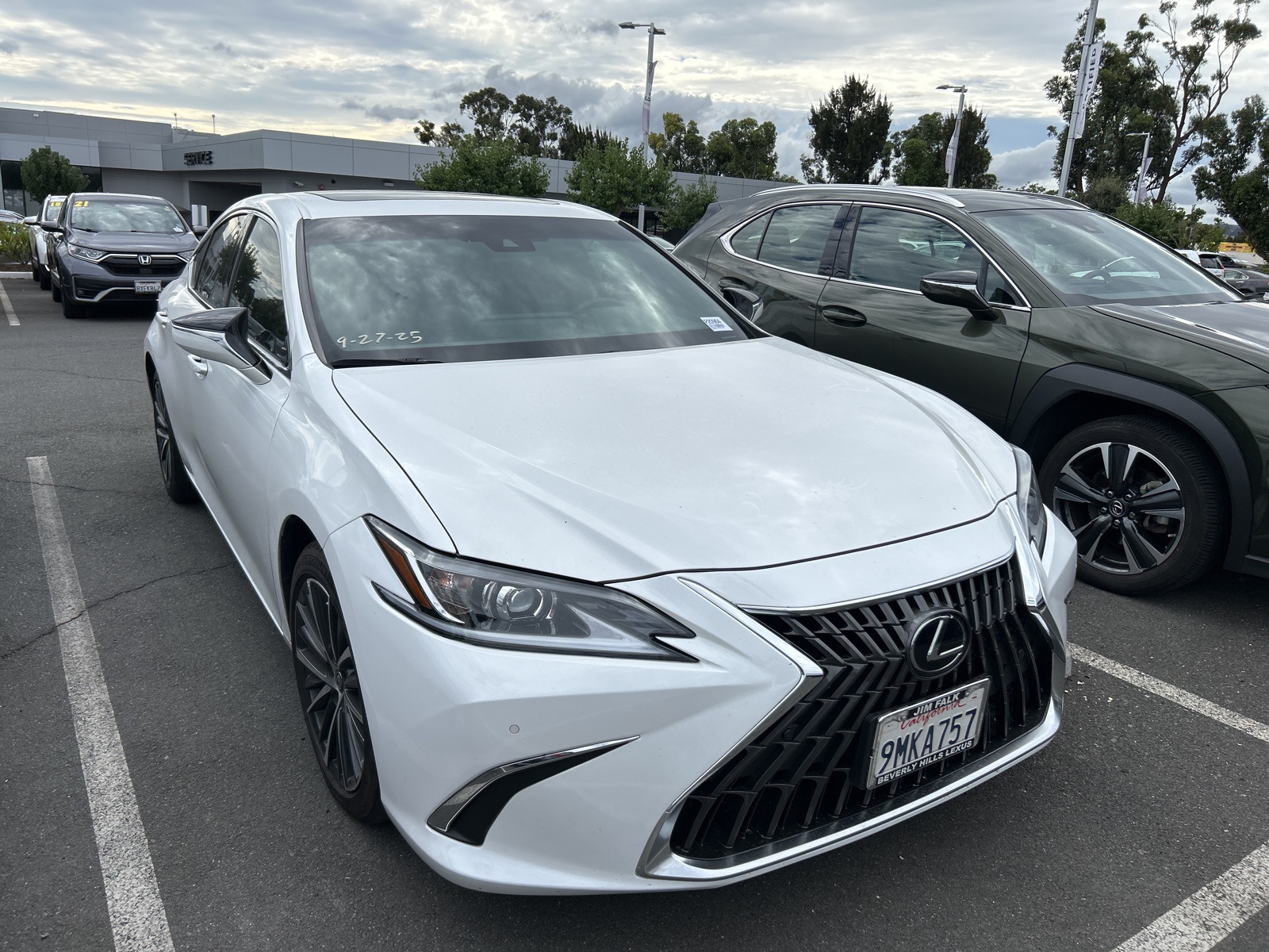 2024 Lexus ES 300h Premium photo 2