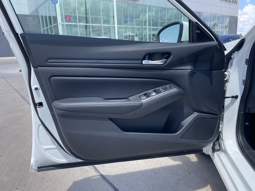 2025 Nissan Altima SV photo 12