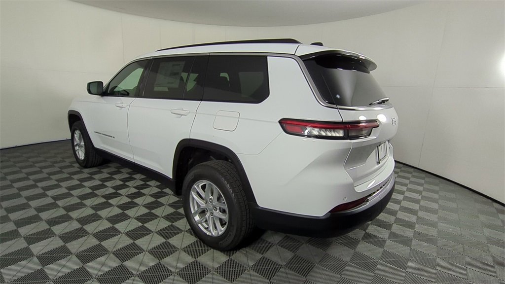 2025 Jeep Grand Cherokee Laredo photo 4