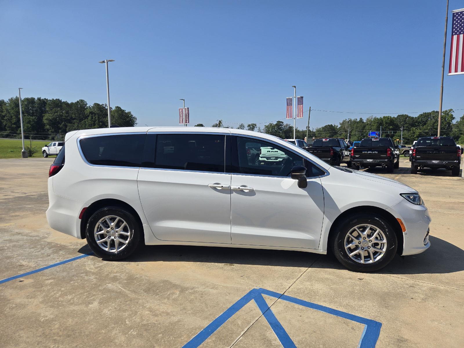 2026 Chrysler Pacifica photo 3