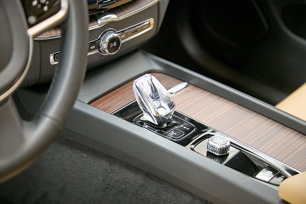 2025 VOLVO XC60 - Image 15