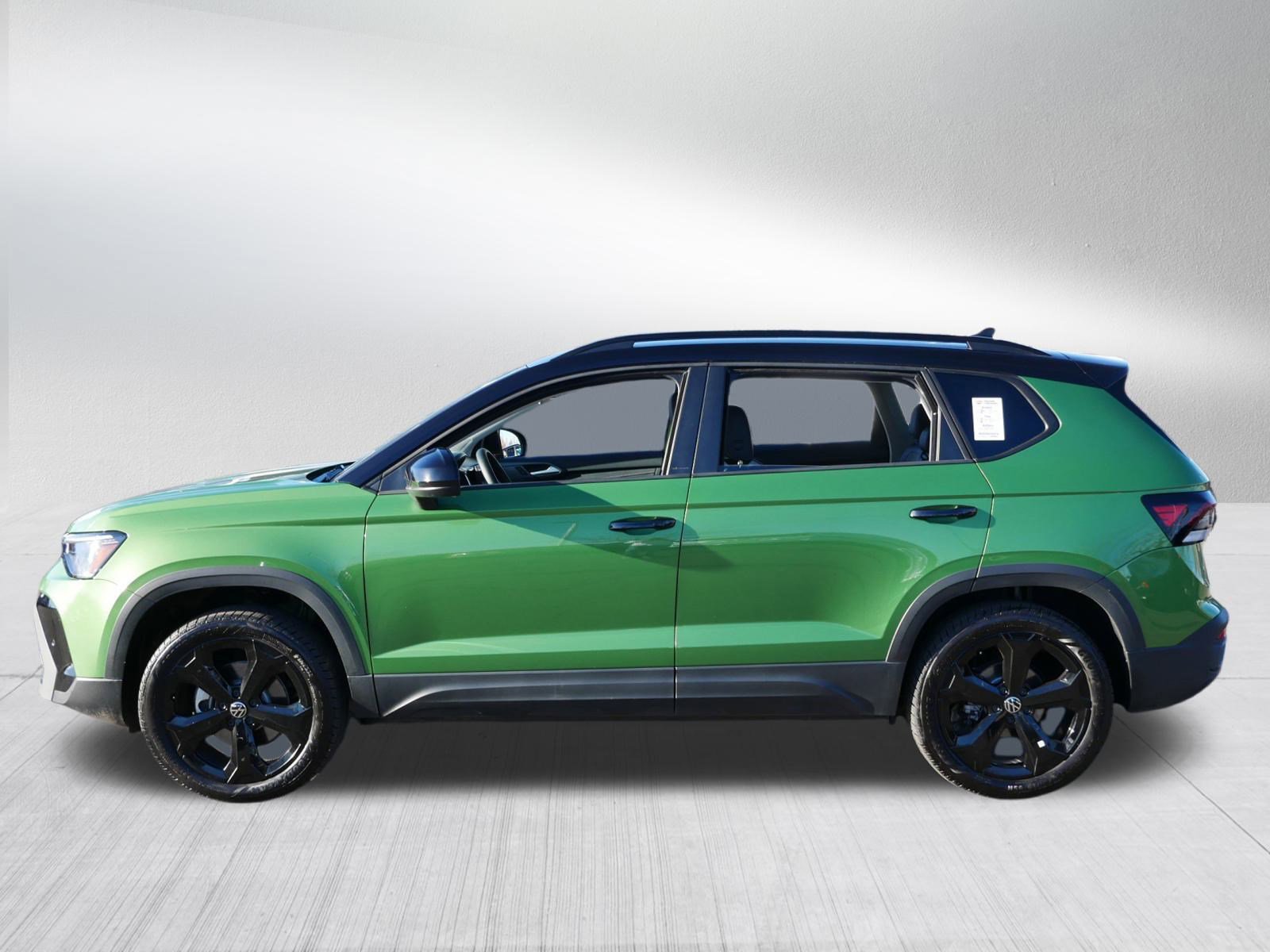 2025 Volkswagen Taos SE photo 4