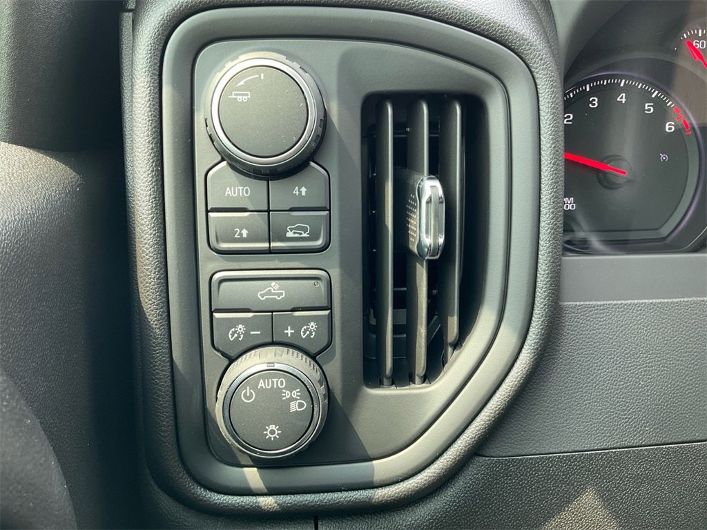 2025 Chevrolet Silverado 1500 Custom photo 11