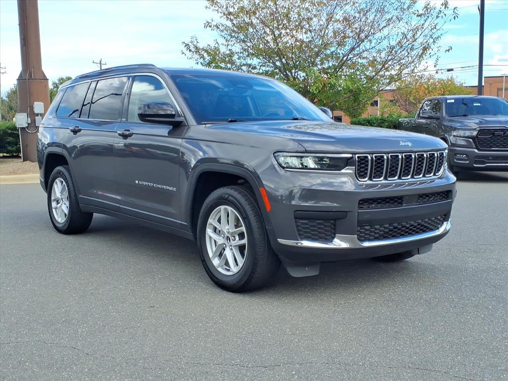 2023 Jeep Grand Cherokee Laredo photo 3