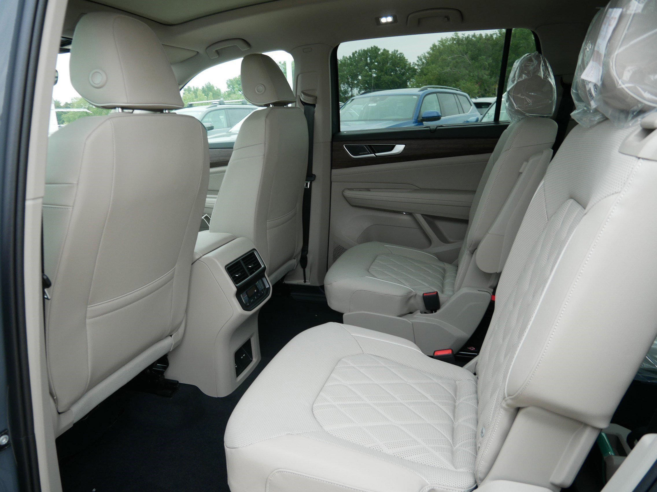 2026 Volkswagen Atlas SEL Premium R-Line photo 2