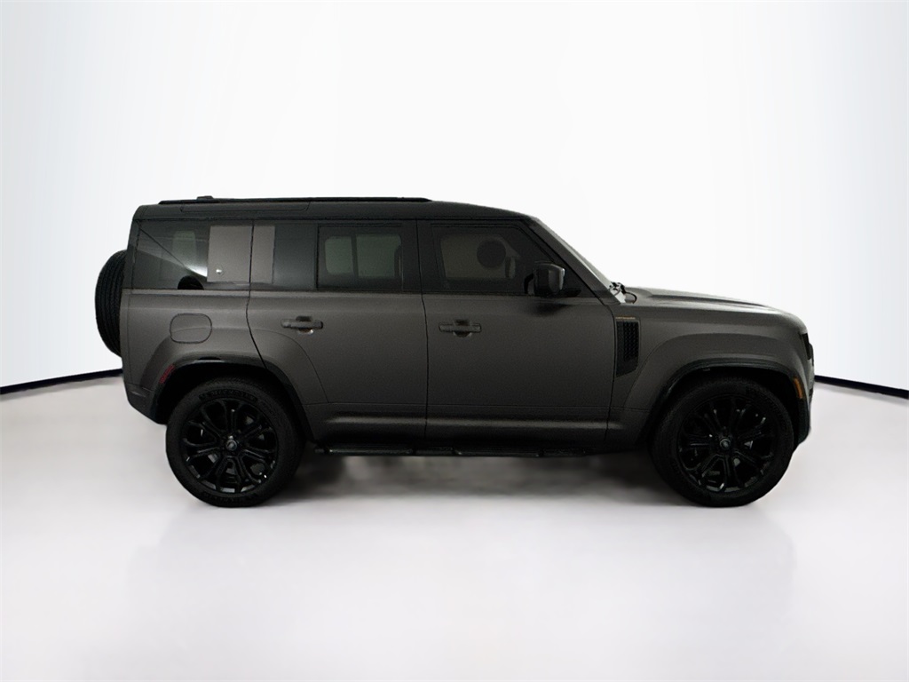 2025 Land Rover Defender 110 V8 photo 4