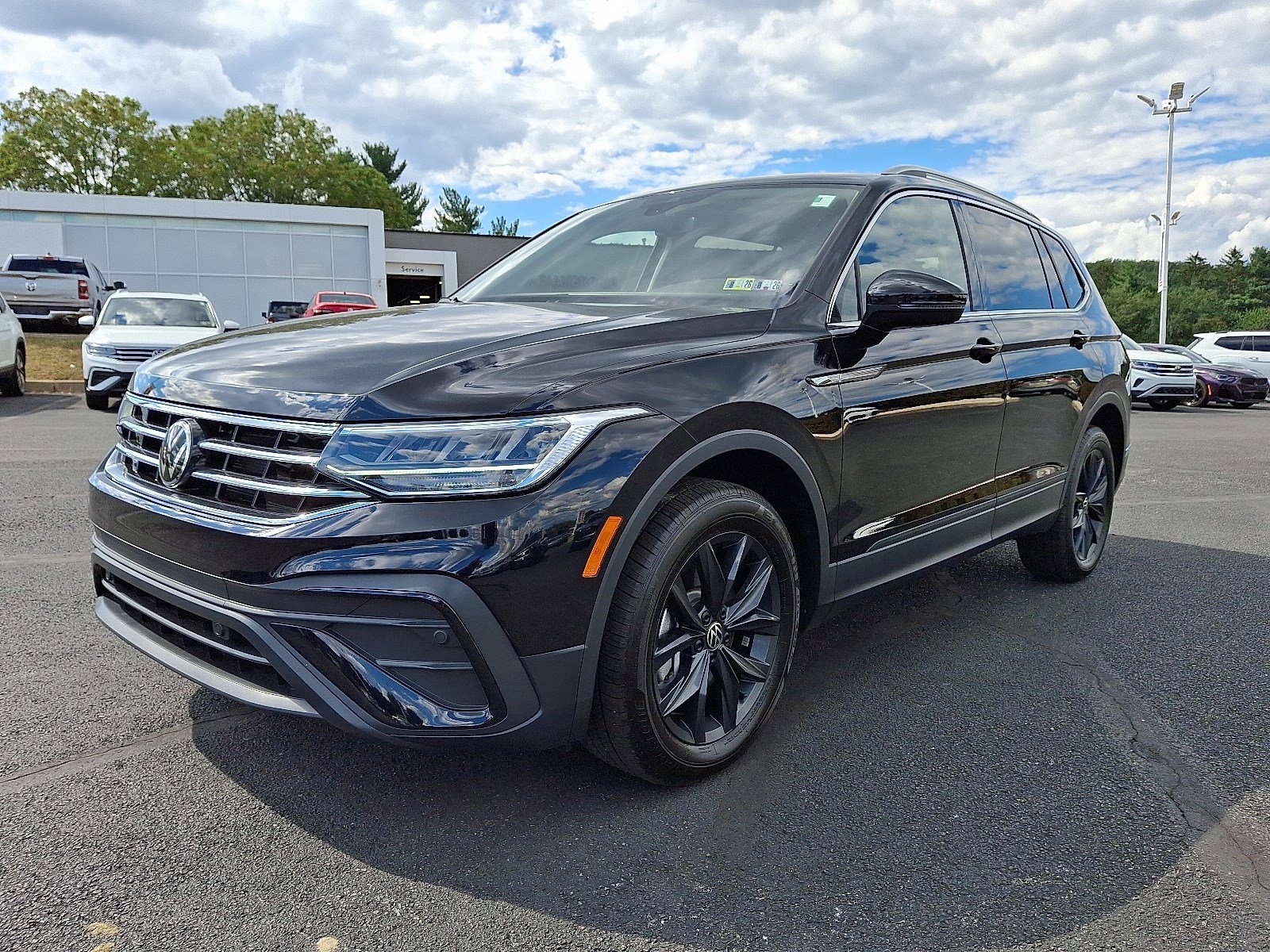 2024 Volkswagen Tiguan SE photo 2