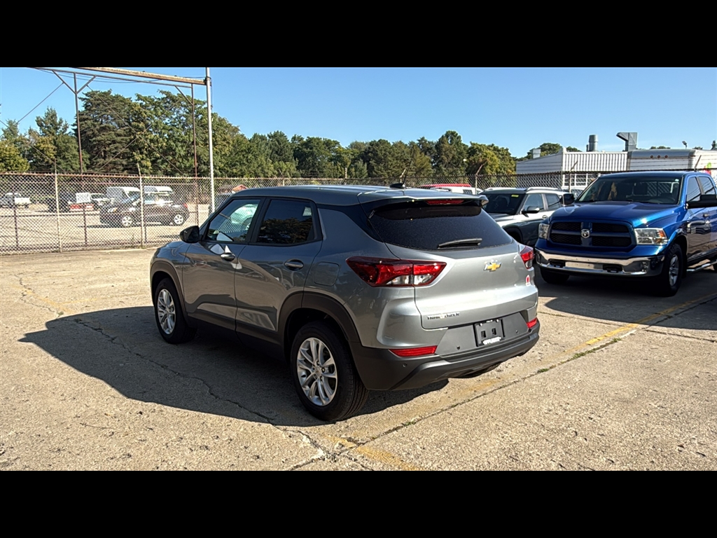 2026 Chevrolet Trailblazer LS photo 2