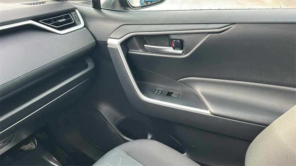 2023 Toyota RAV4 XLE photo 23