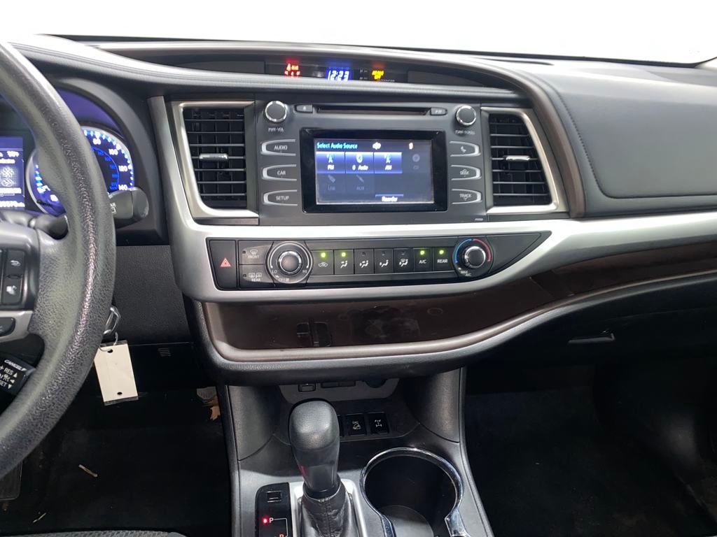 2018 Toyota Highlander LE photo 23