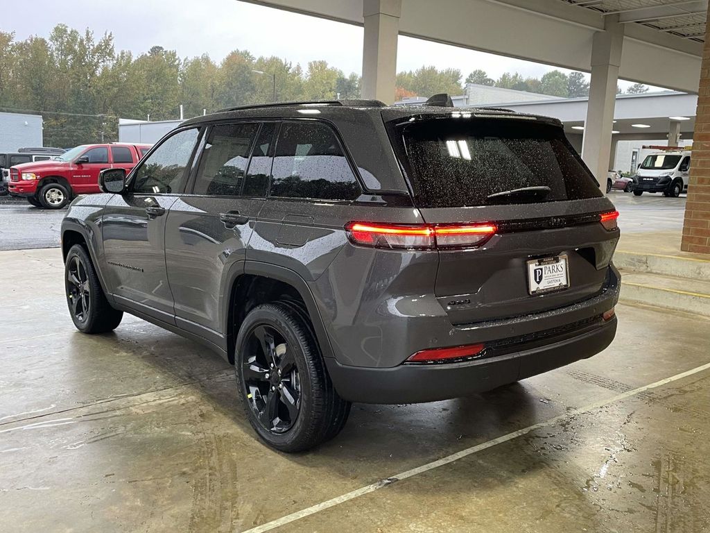 2025 Jeep Grand Cherokee Laredo Altitude photo 2
