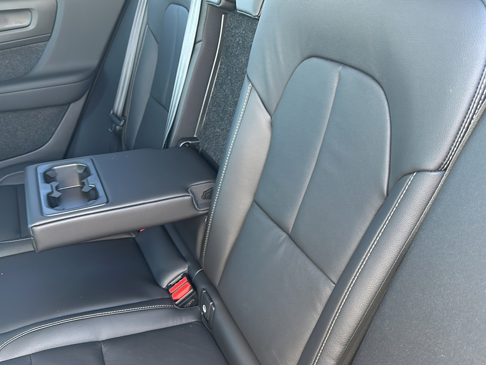 2025 Volvo XC40 photo 8