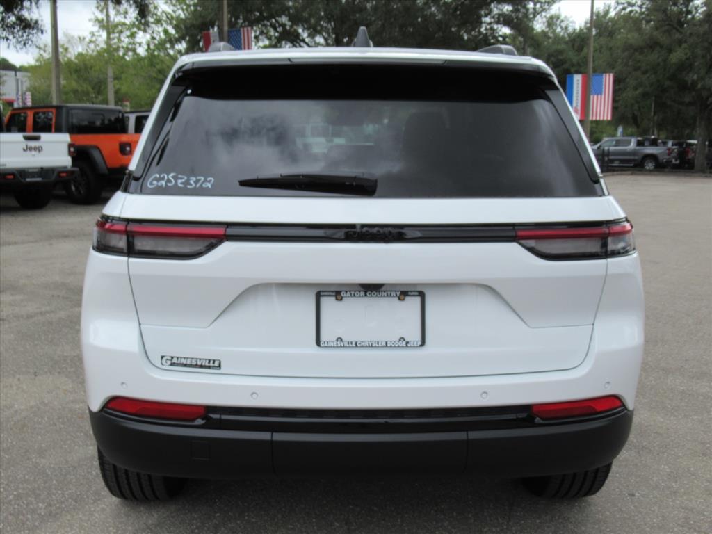 2025 Jeep Grand Cherokee Altitude photo 5