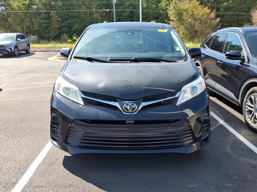 2020 Toyota Sienna LE photo 3