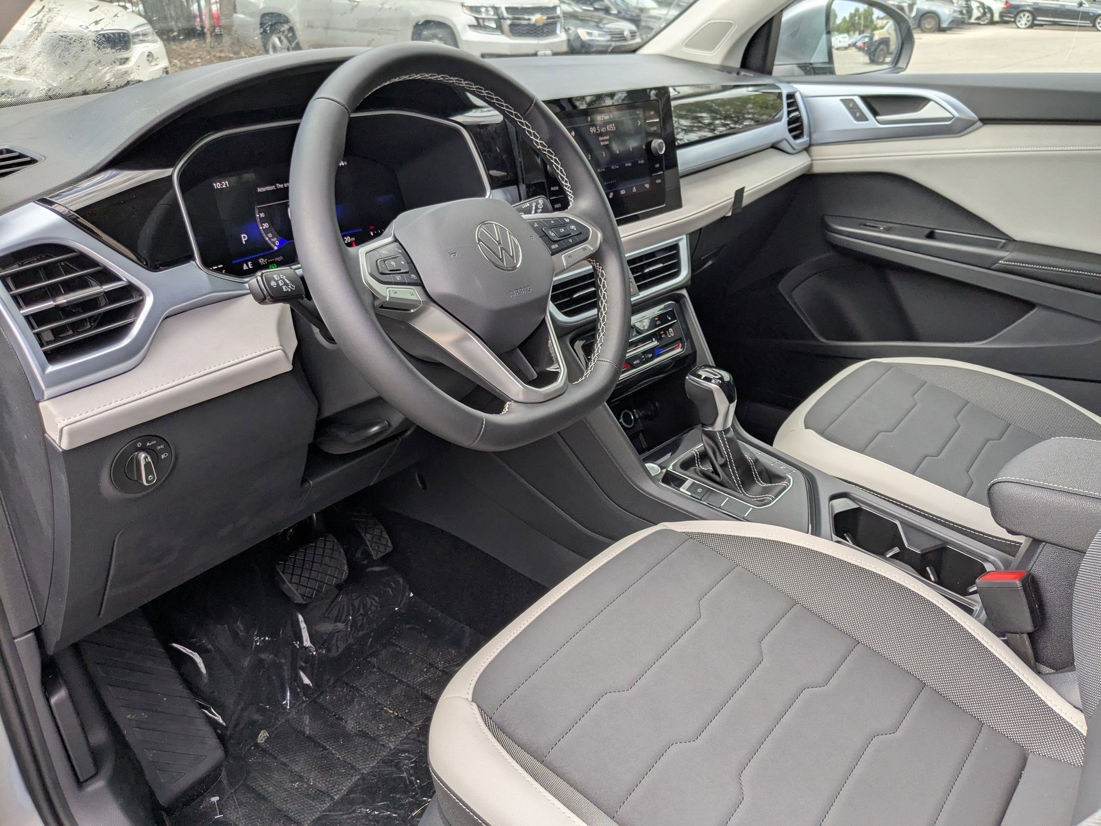 2025 Volkswagen Taos SE photo 2