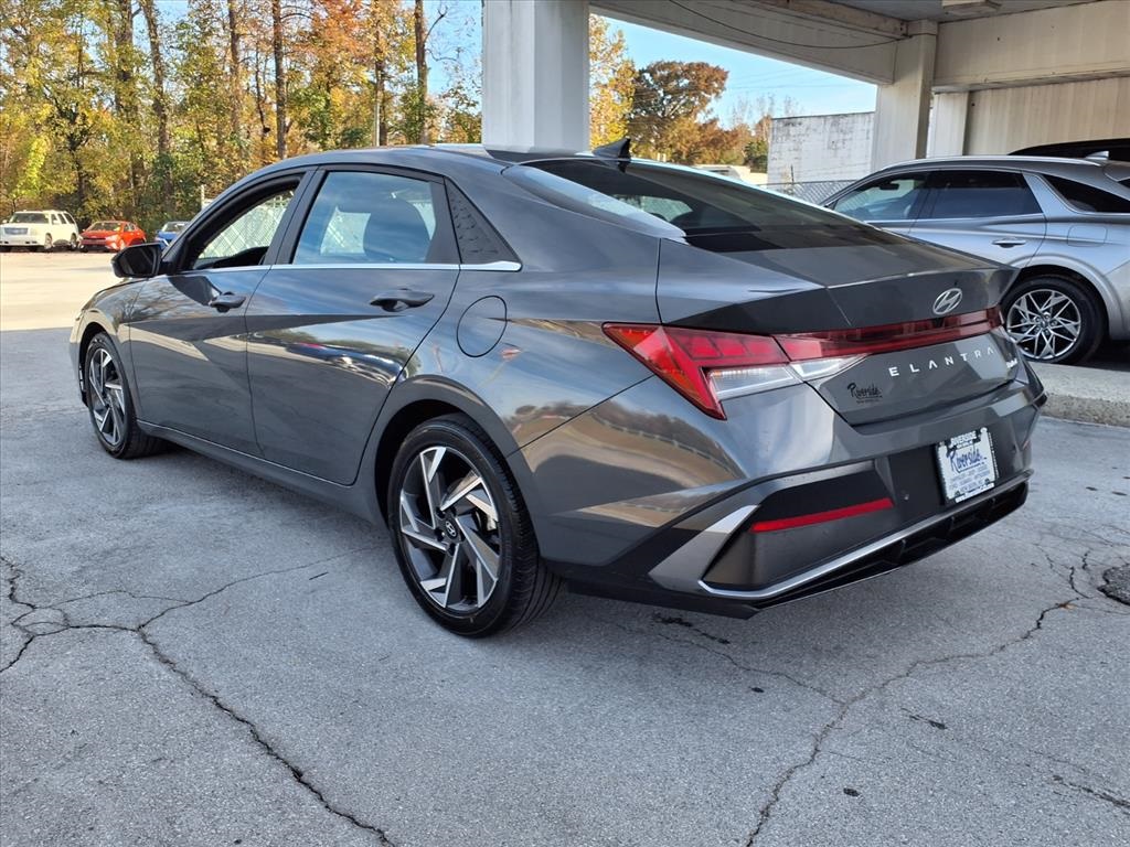 2024 Hyundai Elantra Limited photo 4