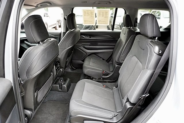 2023 Jeep Grand Cherokee Laredo photo 15