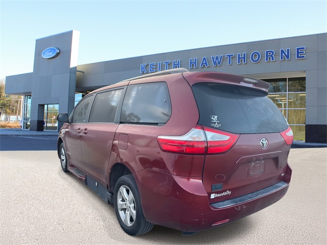 2015 Toyota Sienna LE photo 4