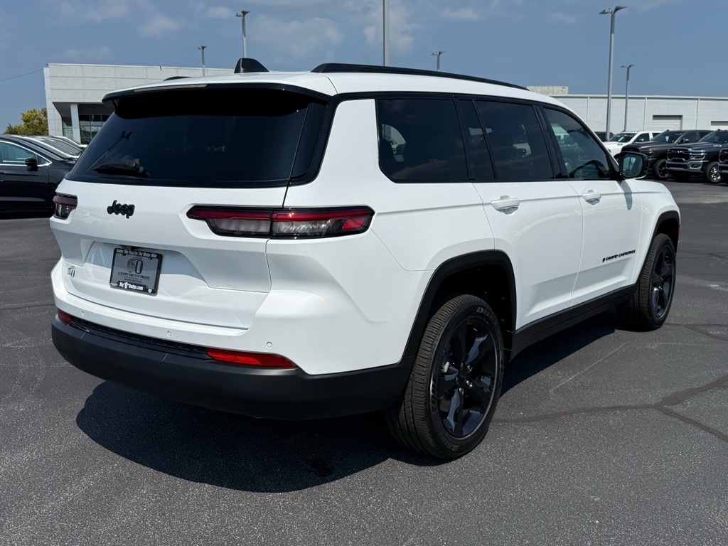 2025 Jeep Grand Cherokee Altitude photo 3