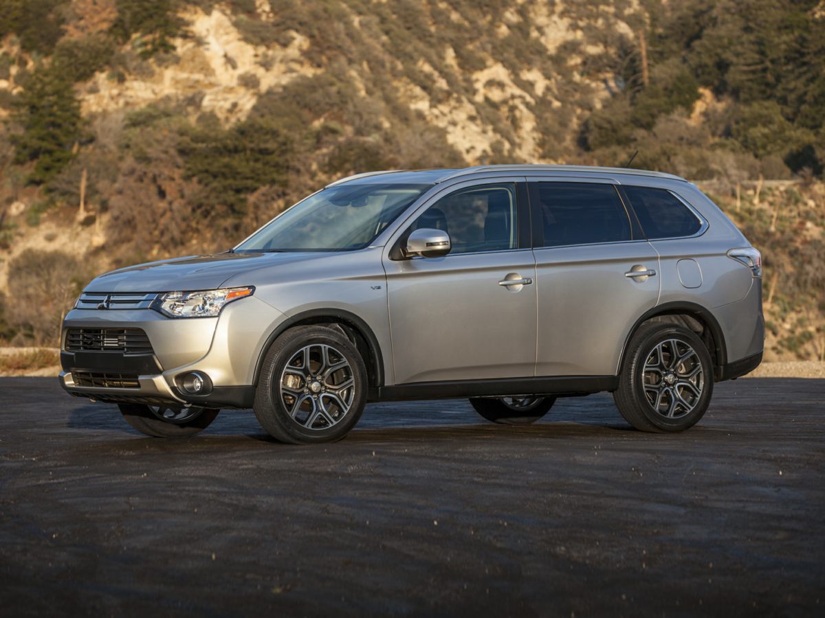 2015 Mitsubishi Outlander SE's photo