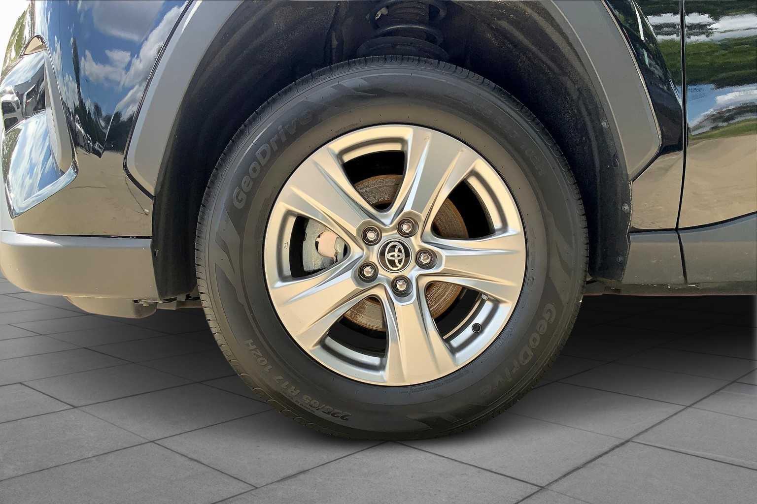 2023 Toyota RAV4 XLE photo 10