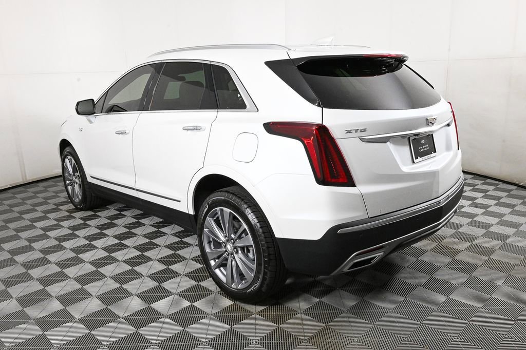 2025 Cadillac XT4 Premium Luxury photo 3