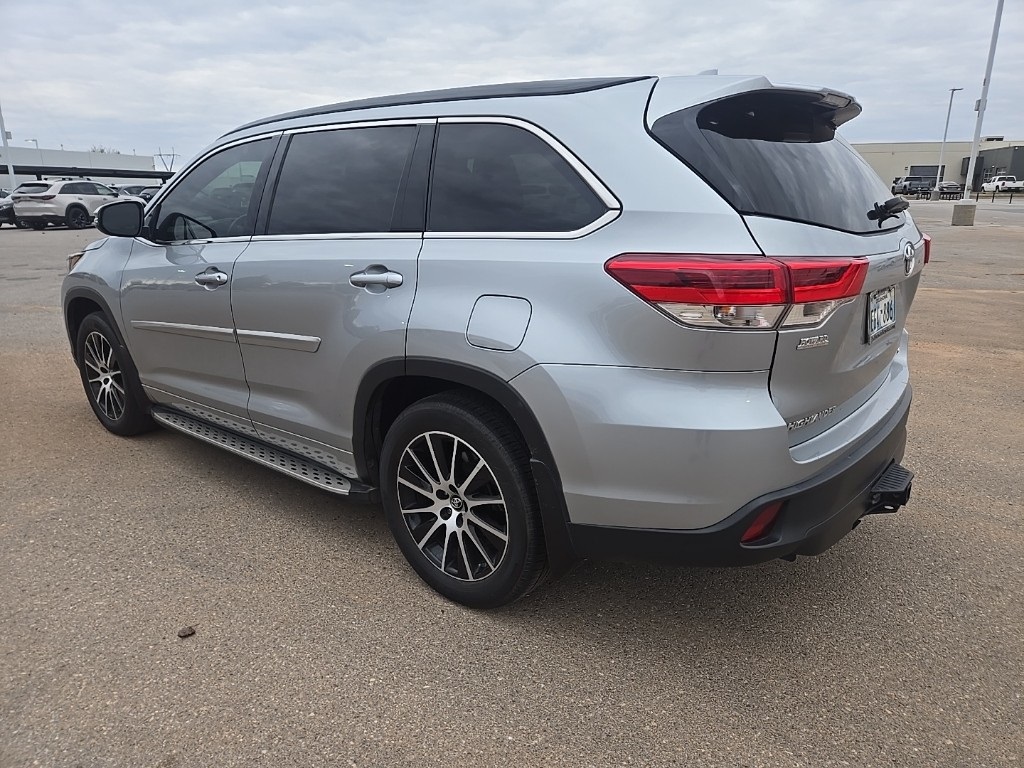 2017 Toyota Highlander SE XLE photo 2