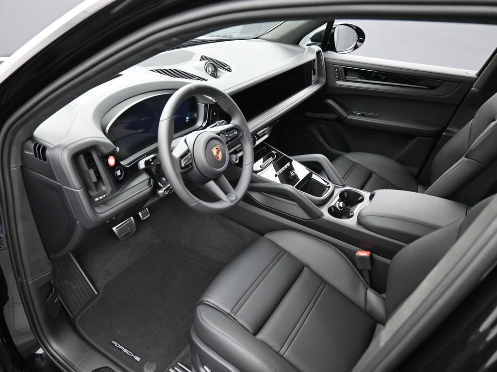 2026 Porsche Cayenne GTS photo 2