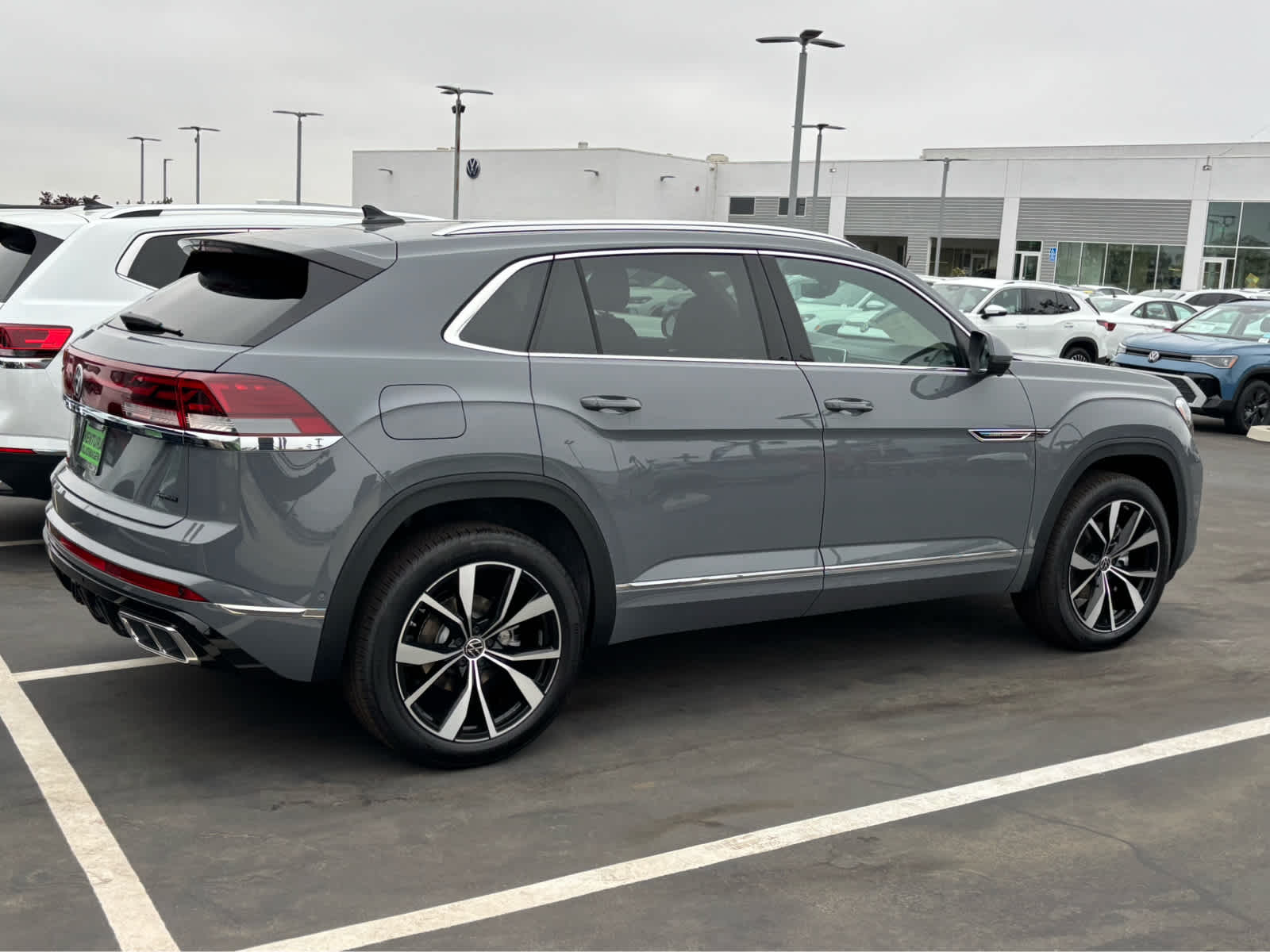 2025 Volkswagen Atlas Cross Sport SEL Premium R-Line photo 3