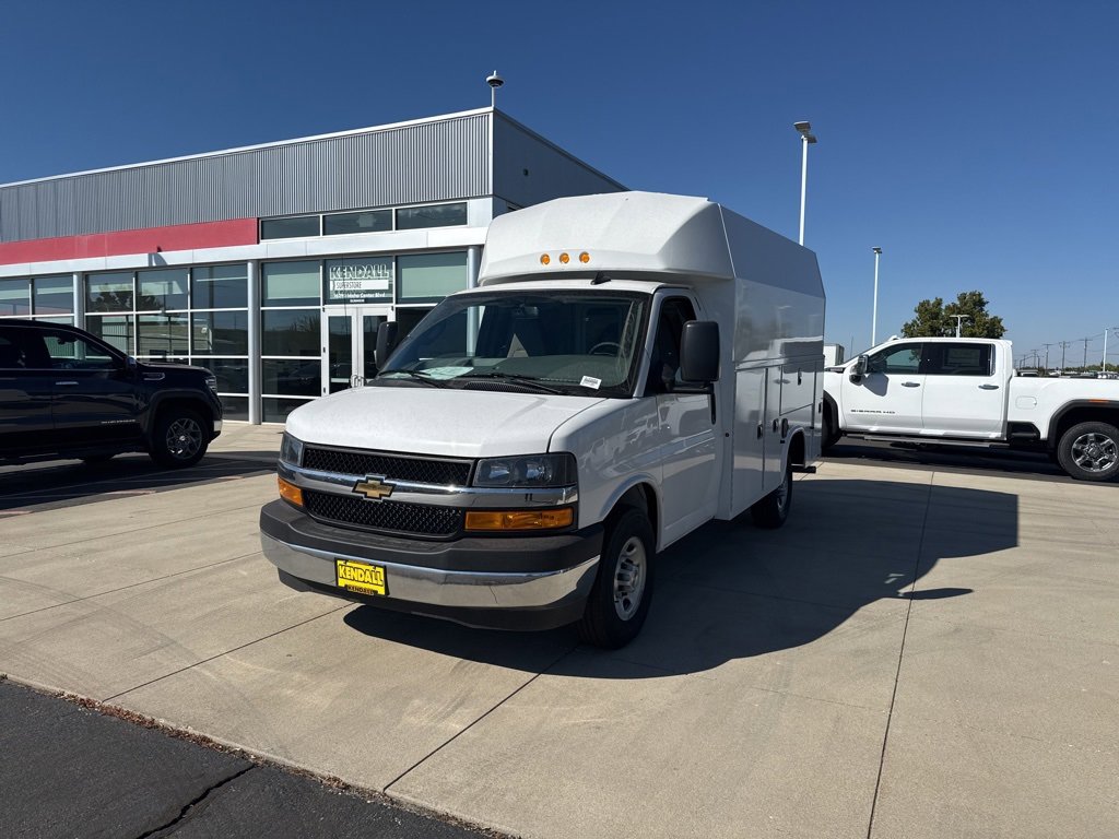 2025 Chevrolet Express Cutaway Base's photo