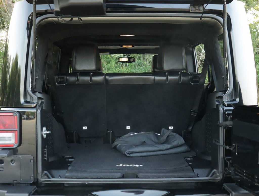 2015 Jeep Wrangler Unlimited Altitude photo 19