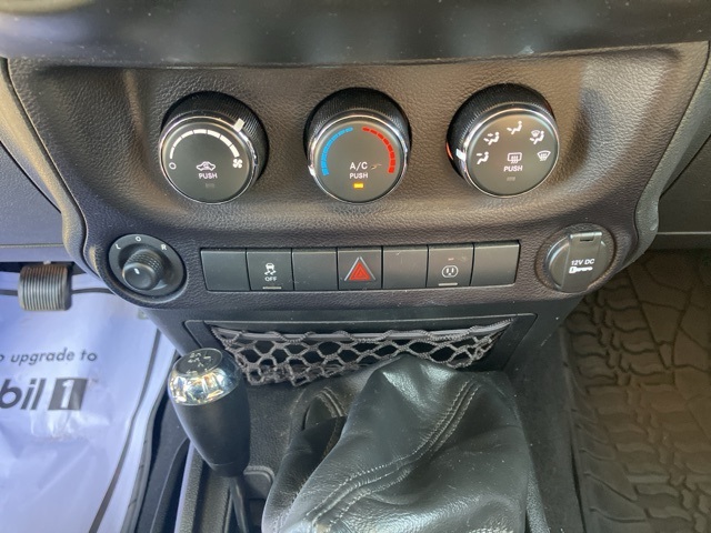 2015 Jeep Wrangler Unlimited Rubicon photo 24