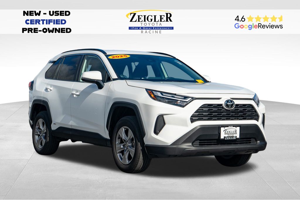 2025 Toyota RAV4 XLE's photo