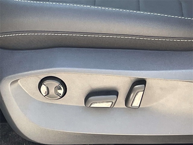 2025 Volkswagen Taos SE photo 11
