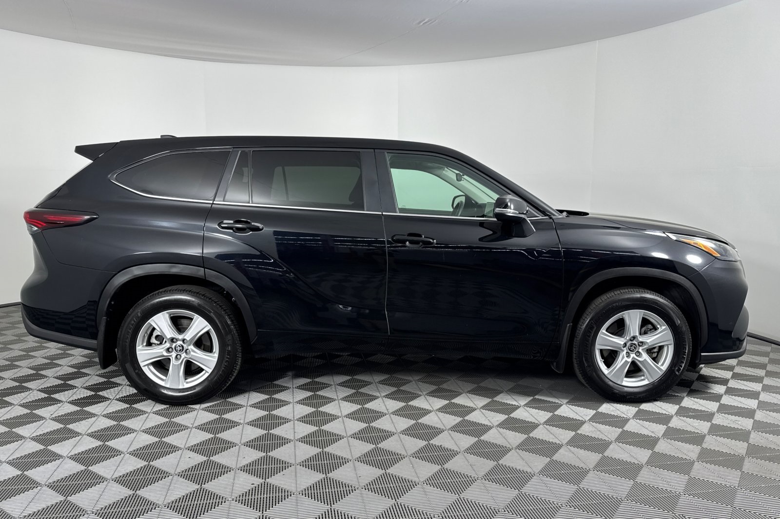 2024 Toyota Highlander LE photo 2