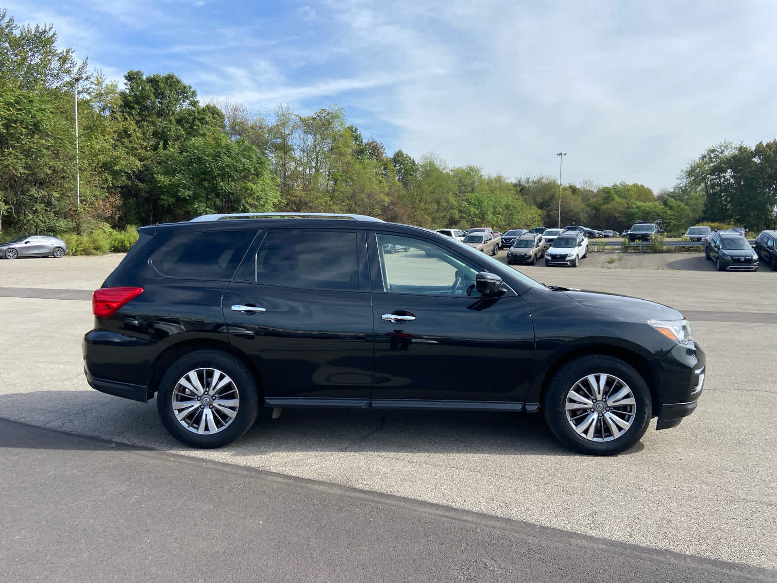 2019 Nissan Pathfinder SL photo 2