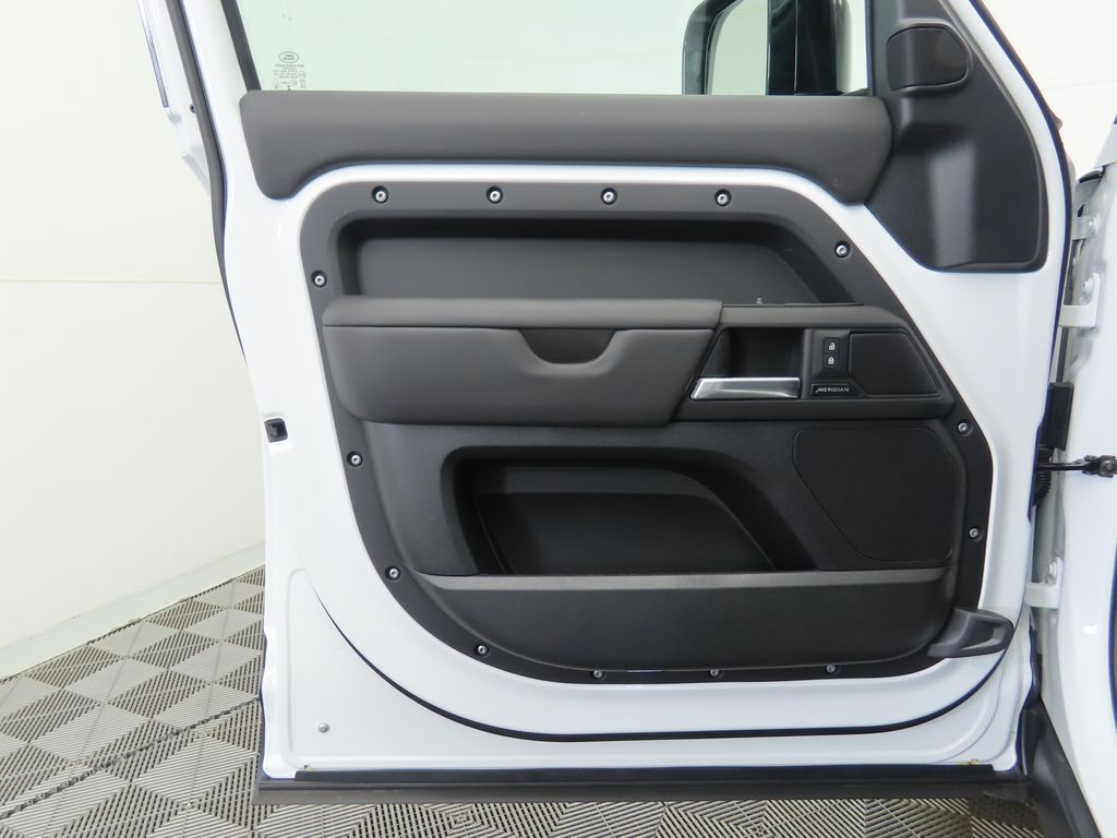 2025 Land Rover Defender 110 S photo 25