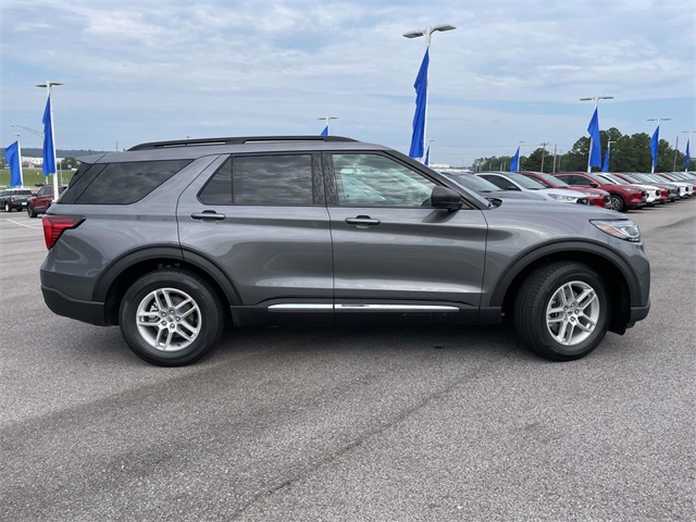 2025 Ford Explorer photo 2