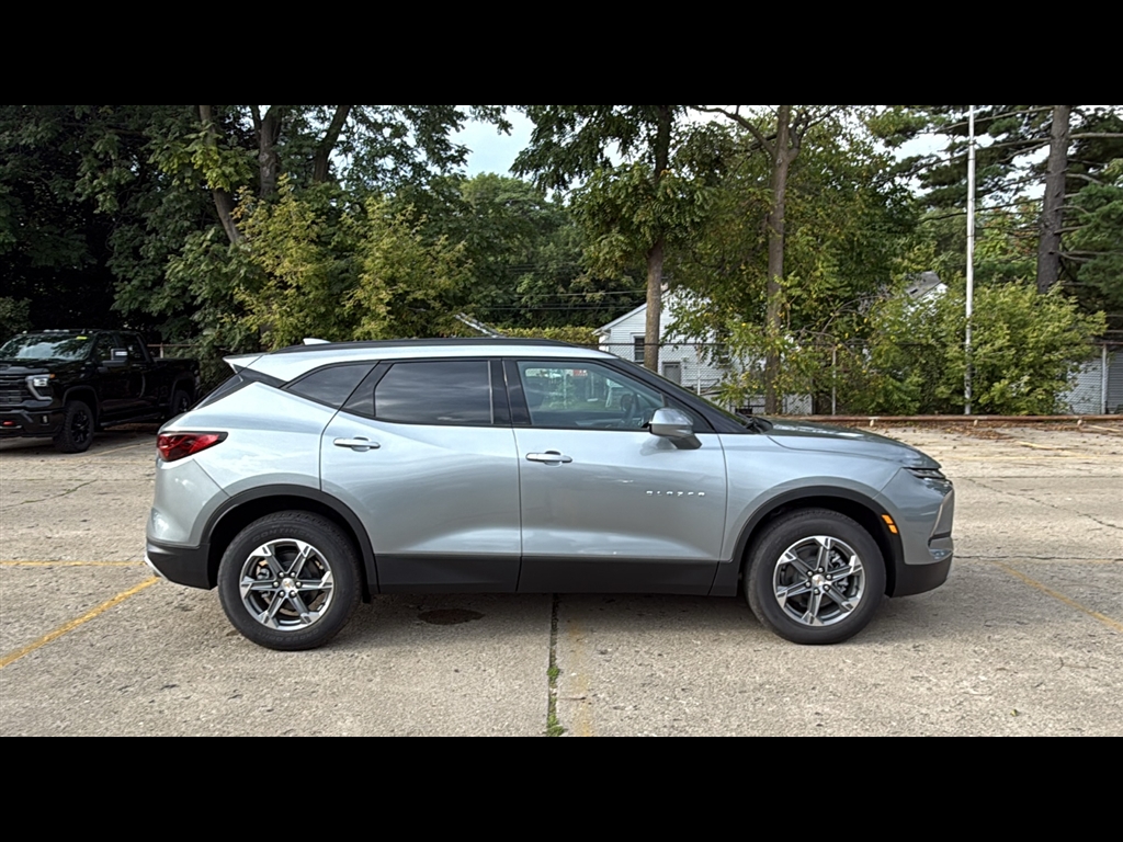 2025 Chevrolet Blazer 2LT photo 4